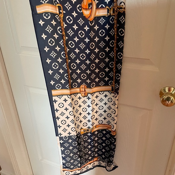 Women’s Navy & White Print Scarf - Picture 9 of 9